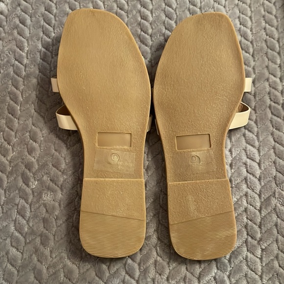 NWOT Olivia Ferguson cream leather flat slip on sandals, Size S - Picture 2 of 3